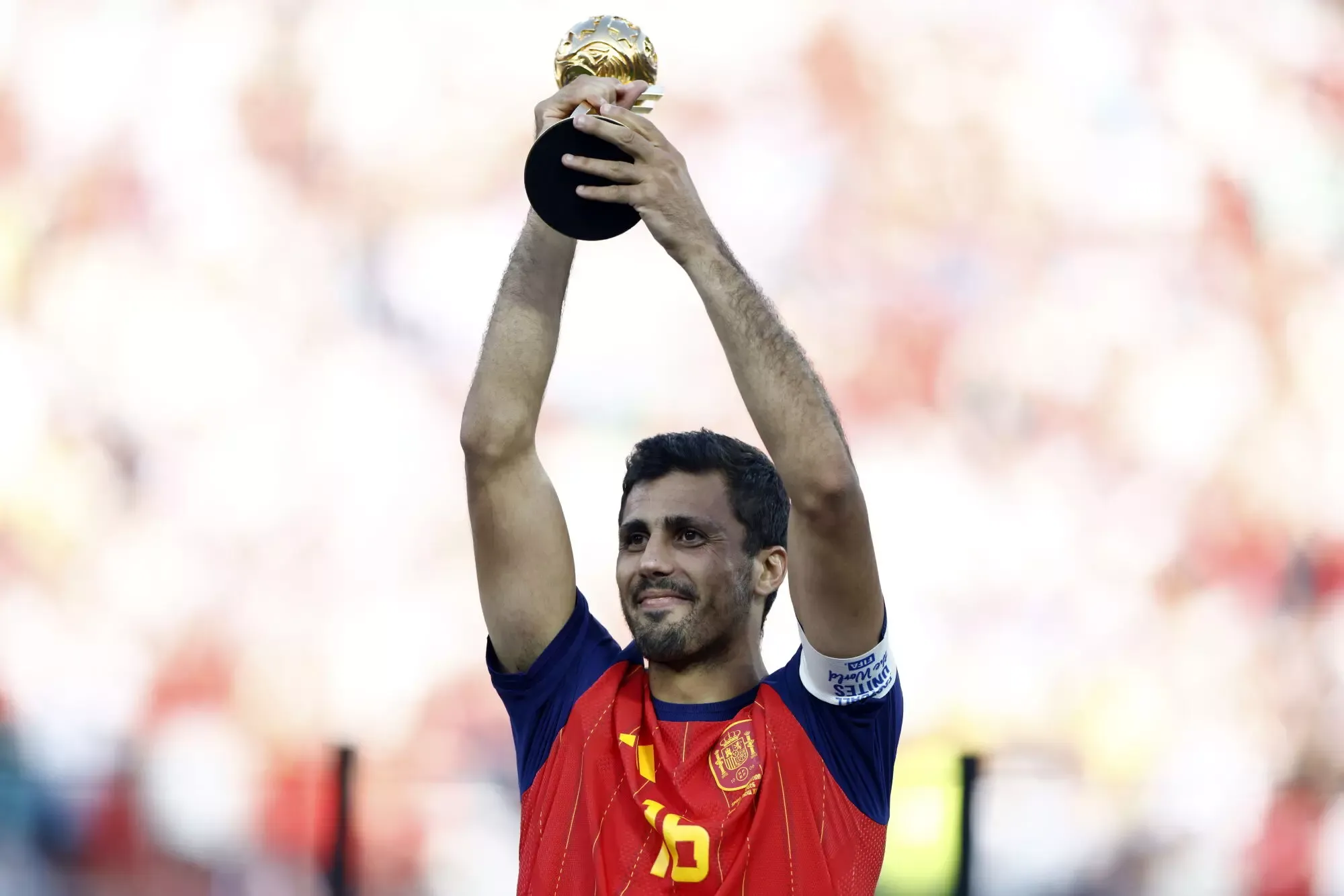 Rodrigo Hernandez con el trofeo MVP del Mundial 2026 / WILL OLIVER / EFE